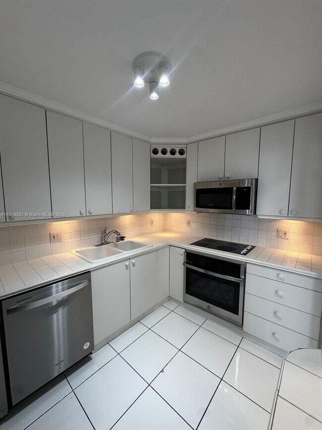 Building Photo - 200 SE 15th Rd Unit 6H