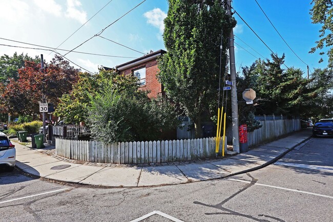 Photo - 212 Glebemount Ave
