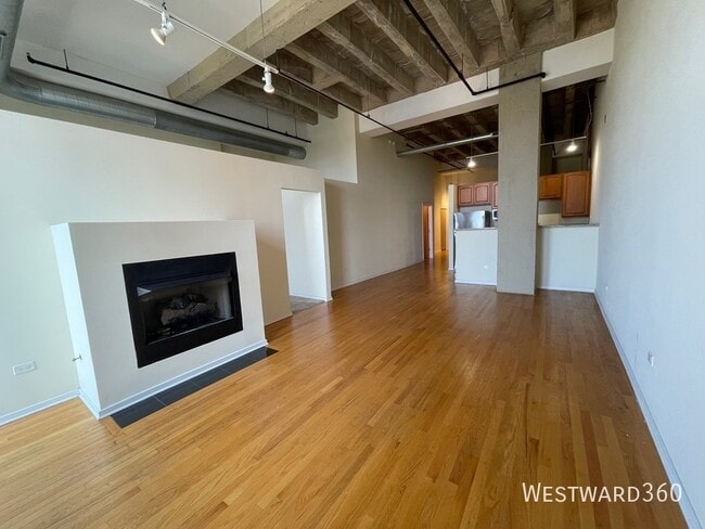 Building Photo - 1645 W Ogden Ave Unit #629 Rental