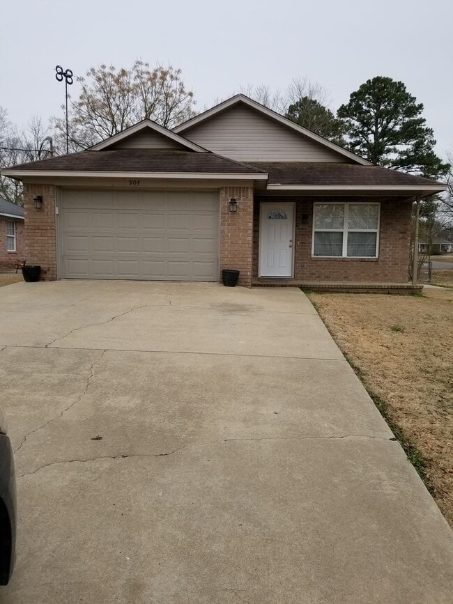 Building Photo - 904 E 5th St