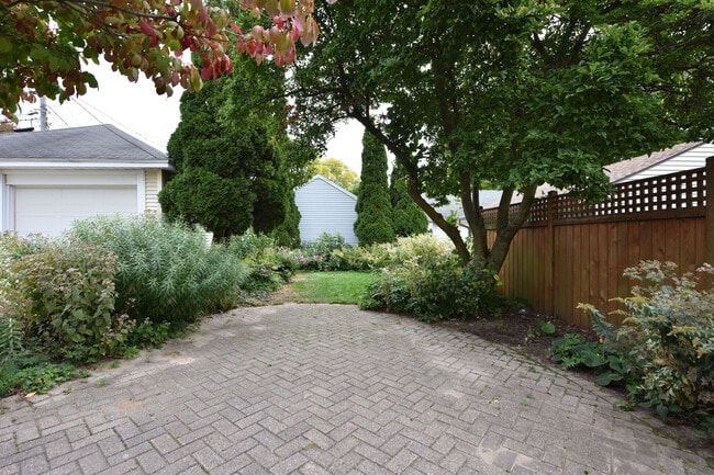 Cozy Backyard - 5706 N Bay Ridge Ave Unit Lower