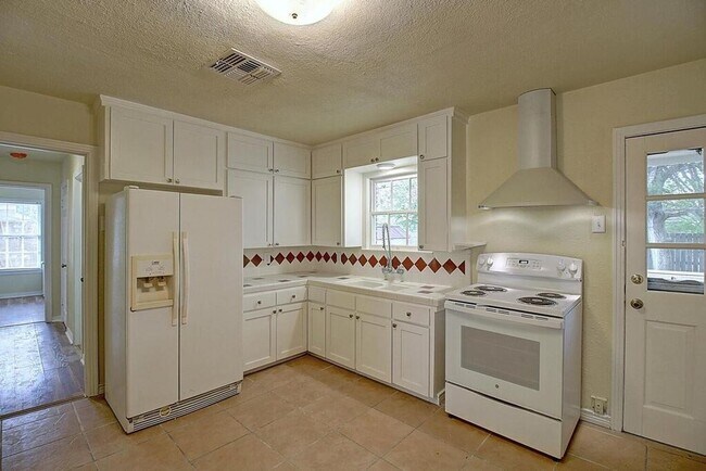 Photo - 4021 Markins Dr