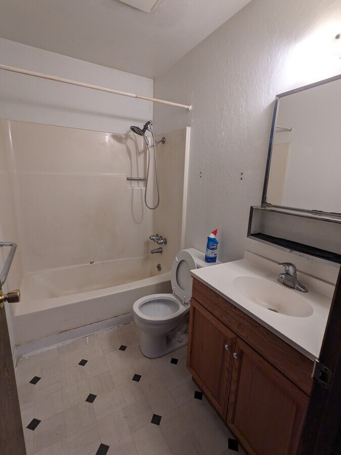 Bathroom - 432 W Buhne St Unit 1