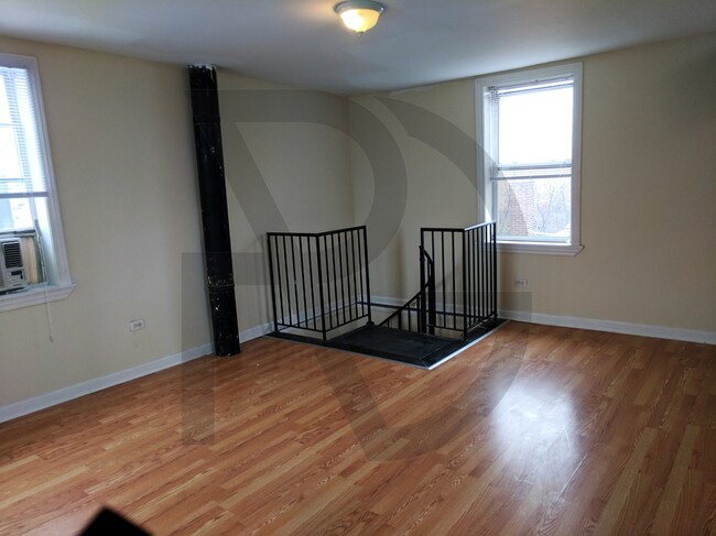 Photo - 627 W Oakdale Ave Apartments Unit #633-4