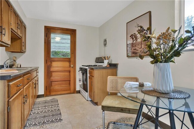 Photo - 1340 Kinmount St