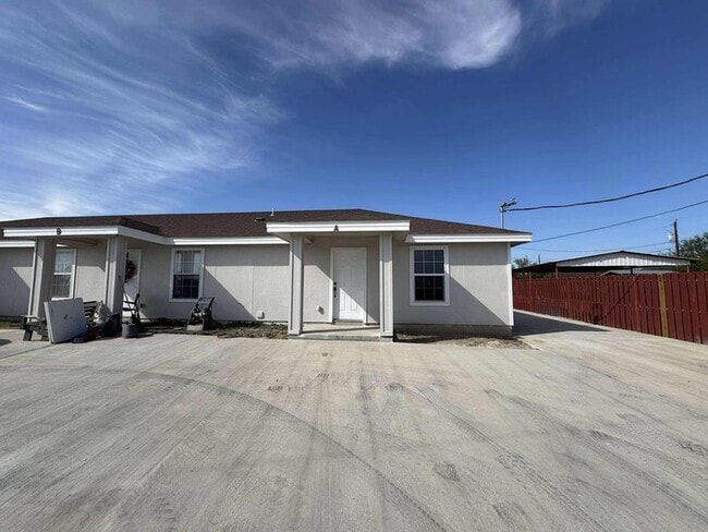 Building Photo - 423 Fresno St Rental