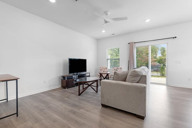 Building Photo - 2 Saltford Ln Unit SI ID1471182P