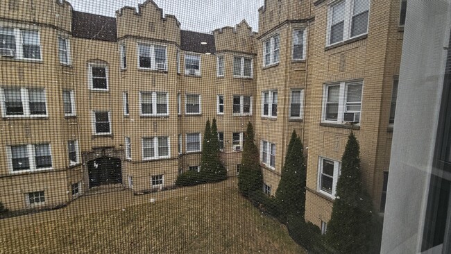 Building Photo - 6551 N Francisco Ave Unit 2B Rental