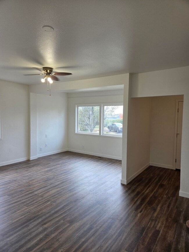 Photo - 3 Bed, 1.5 Bath Home in Tacoma! **MOVE IN ...