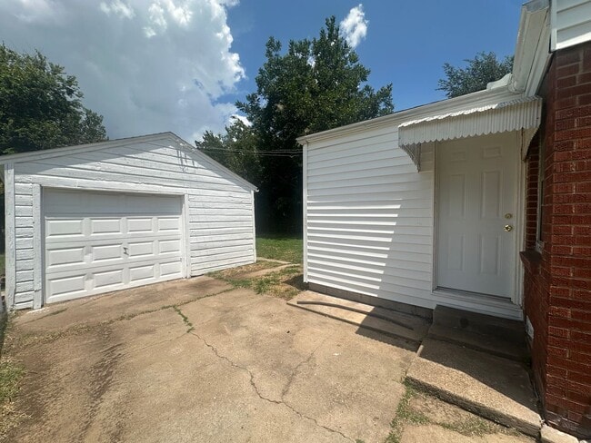 Photo - 2 Bed, 1 Bath, 1 Car Garage