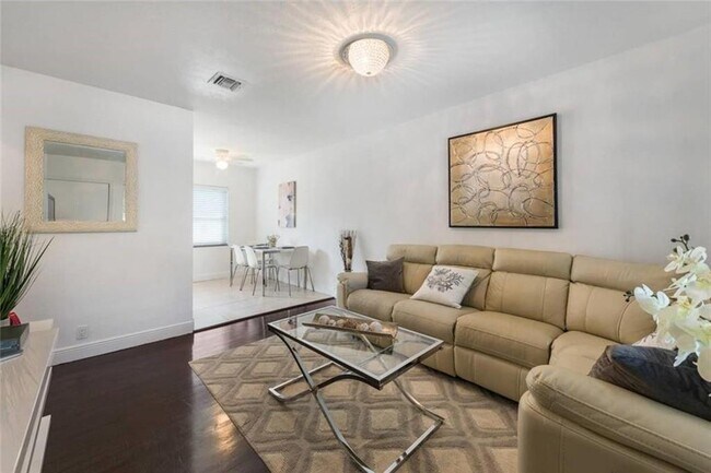 Photo - 801 NE 19th Ave