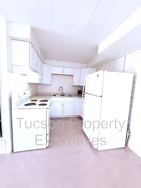 Photo - 315-319 E Blacklidge Dr