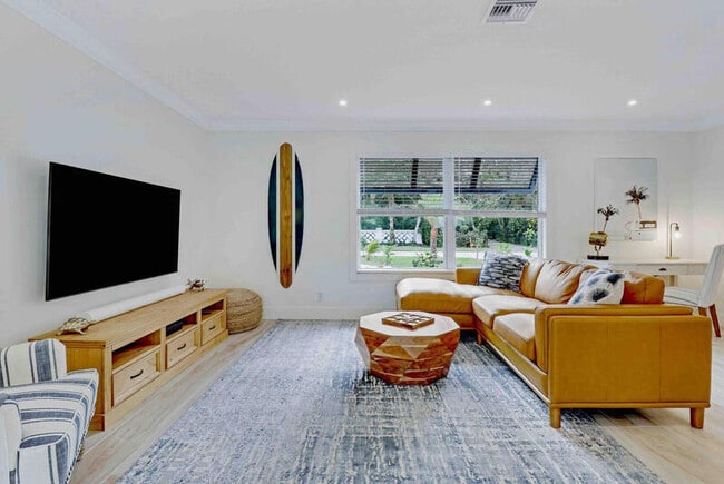 Photo - 9 W Riverside Dr