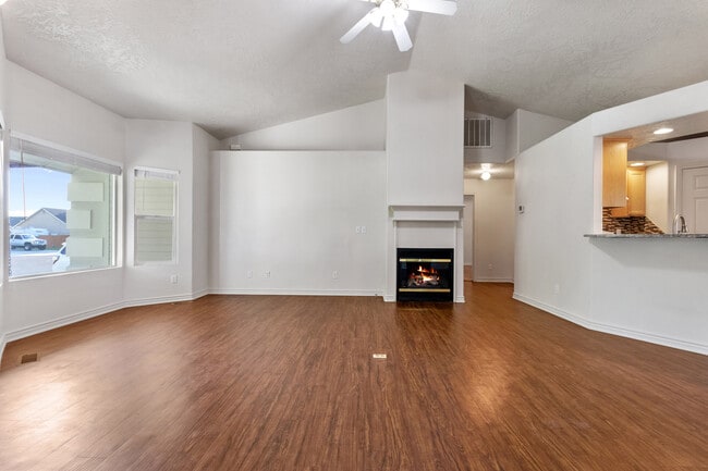 Photo - 2119 W Roberts Ave