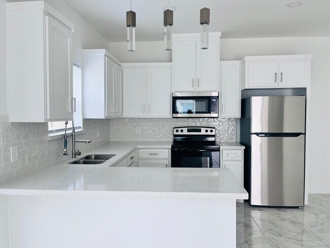 Photo - "Chic 2-Bed, 2-Bath Alton Apartment with Elegant Granite Touches!" Unidad 5, 1420-5 Yankton