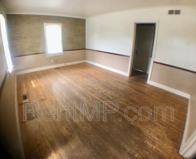 Photo - 909 Douglas St