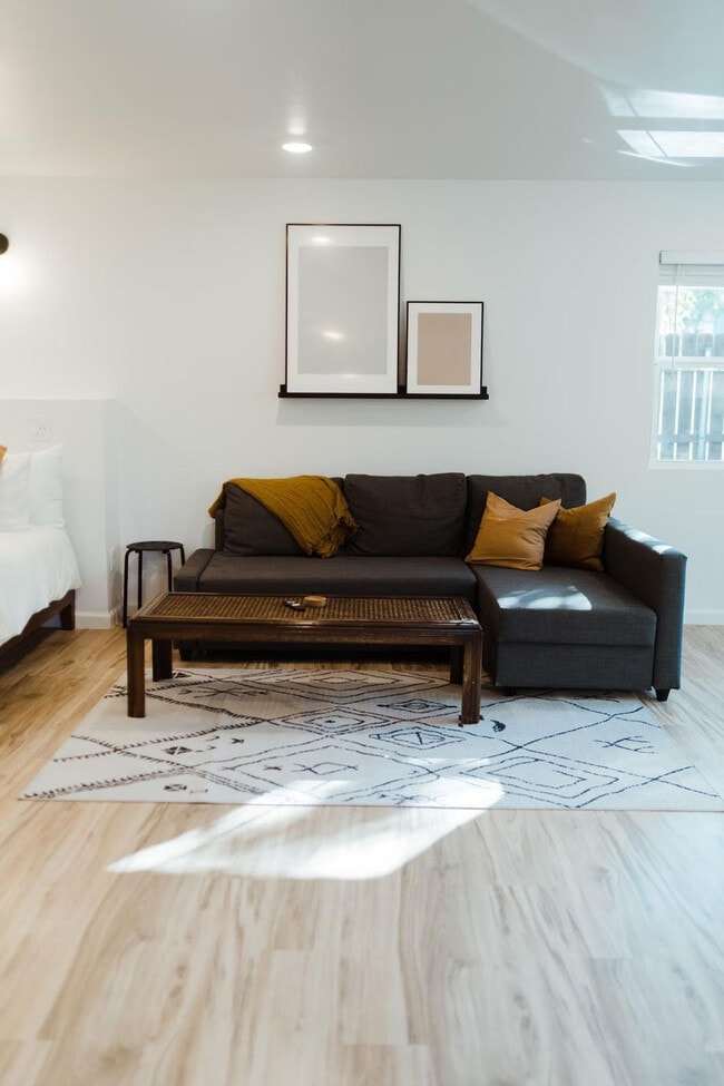 Building Photo - 1908 Morrow Ave Unit ID1352450P