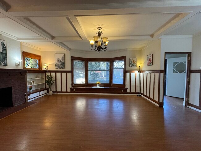 Photo - 1150 W 30th St
