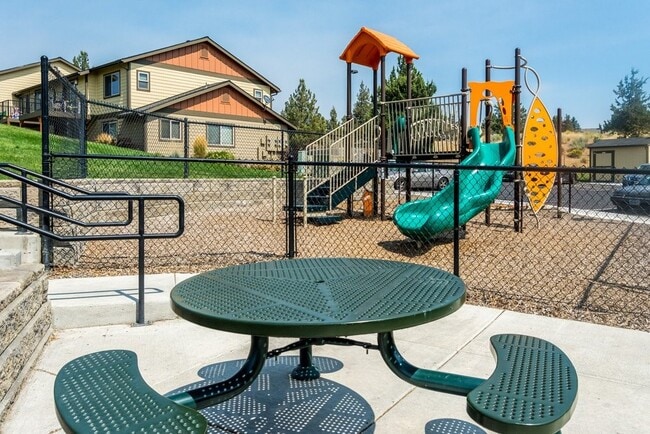 Photo - 410 NE Oak St