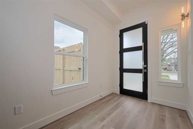 Photo - 7918 Parnell St