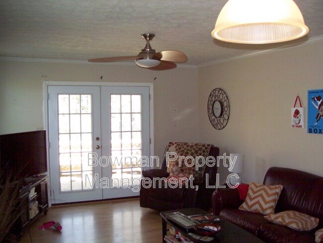 Photo - 132 Oxford Ct