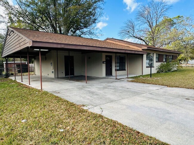 Photo - 1904 Delaroche Dr W