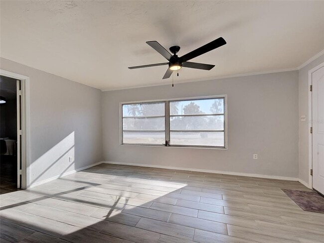 Photo - 313 Jessica St N