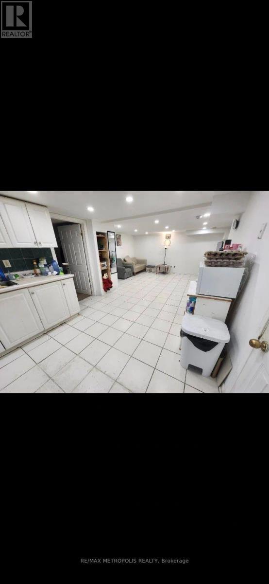 Photo - 3244 Lawrence Ave E