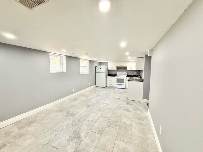 Photo - 212 Allen St E