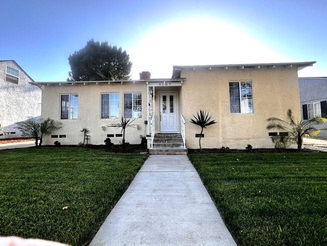 Building Photo - Single Family. 3-bed Home - Desireable Neighborhood!