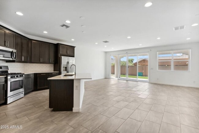 Photo - 565 E White Wing Dr