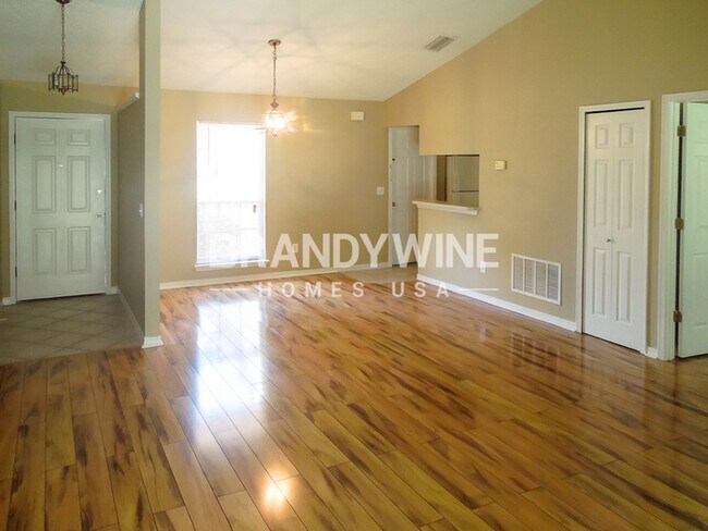 Photo - 8145 Mactavish Way W