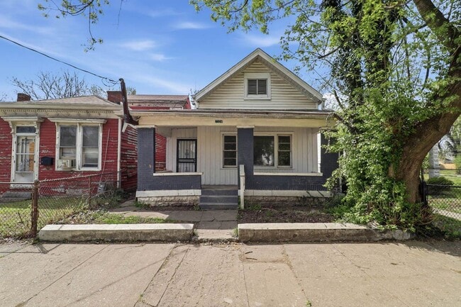 Building Photo - Freshly Renovated 4 Bedroom Home