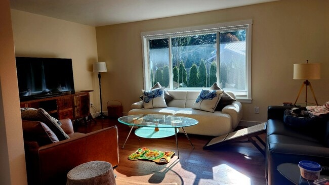 Sala de estar - 8120 Kitamat Way