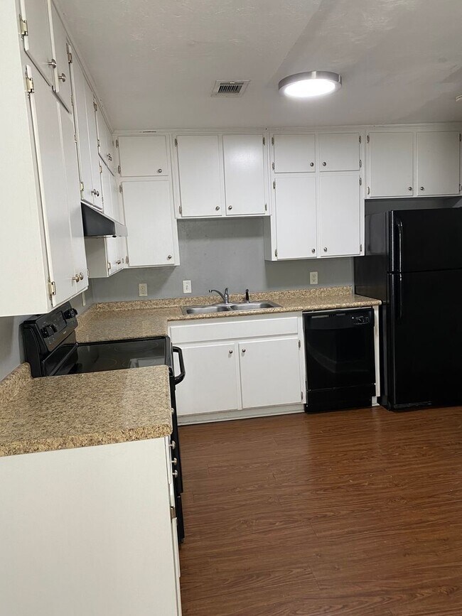 Building Photo - PORTLAND TOWNHOMES Unit 2610 D