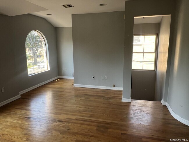 Photo - 61-31 136th St