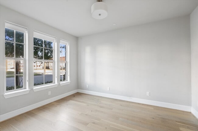 Photo - 1005 St Charles St