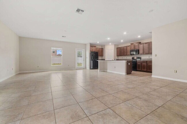 "Spacious 5-Bedroom Retreat in Tampa with 2.5 Baths and 2,215 Sq Ft of Comfort!"