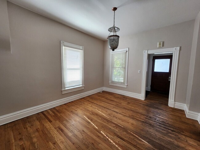 Photo - Amazing Avenues 2 bd house! Real Hardwood!