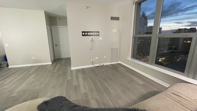 Family Room - Wall Mount TV - 600 N Dearborn St Unit 1901