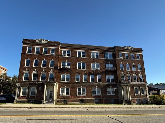 Building Photo - 1039 Main St Unit 4