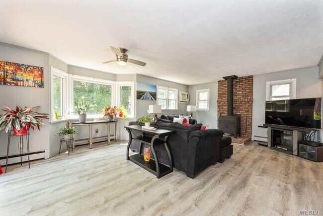 Photo - 341 Pin Oak Ln