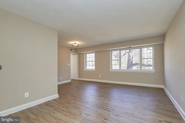 Building Photo - 1322 Fort Myer Dr Unit 912