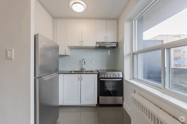 BACHELOR - 455SF - Kitchen - 100 Cosburn Ave