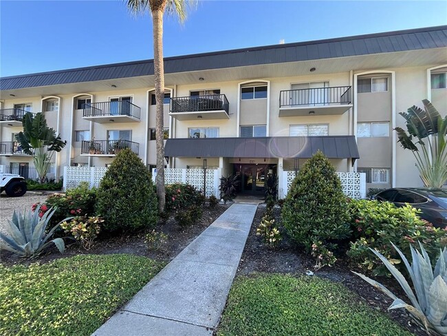 Building Photo - 4606 W Gray St Unit 107