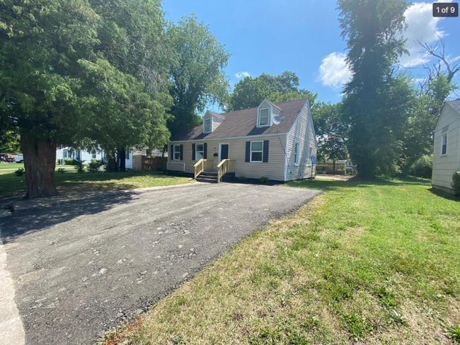 Building Photo - 3915 E Chatham Dr