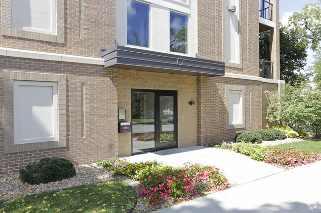 Richard Apartments