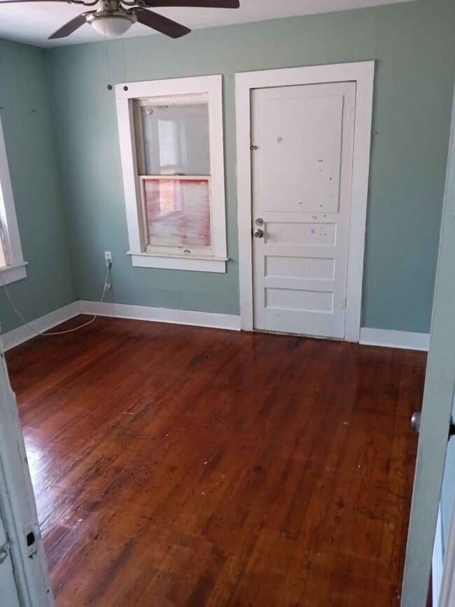 Photo - Simple 2/1 downtown