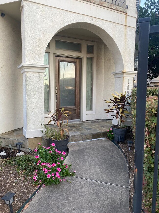 Building Photo - Midtown Beauty