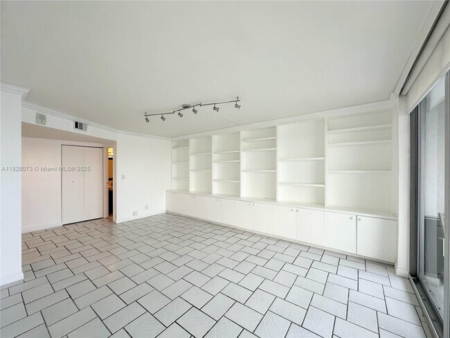 Building Photo - 16570 NE 26th Ave Unit 6H Rental